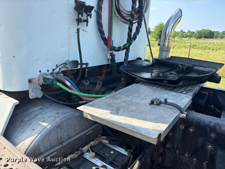 image for item ET2121 1996 Freightliner FLD semi truck
