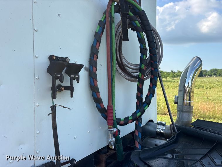 image for item ET2121 1996 Freightliner FLD semi truck
