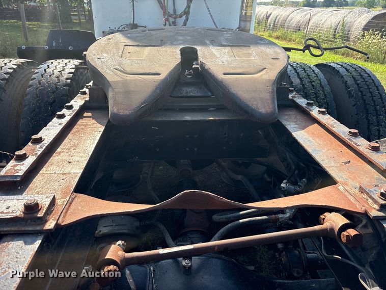 image for item ET2121 1996 Freightliner FLD semi truck