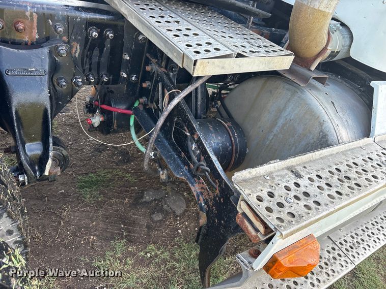 image for item ET2121 1996 Freightliner FLD semi truck