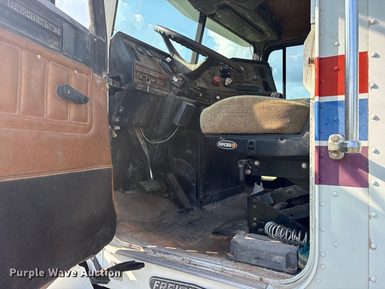 image for item ET2121 1996 Freightliner FLD semi truck
