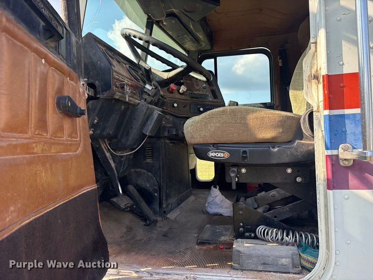 image for item ET2121 1996 Freightliner FLD semi truck
