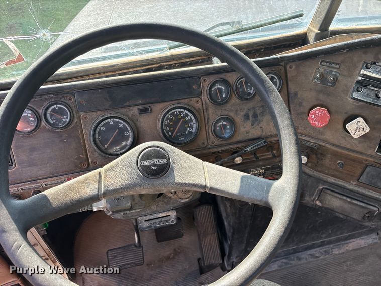 image for item ET2121 1996 Freightliner FLD semi truck
