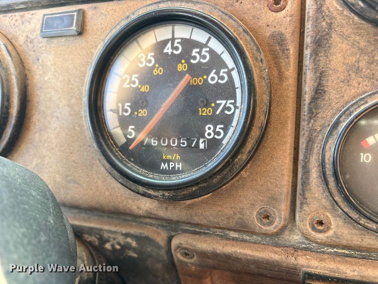 image for item ET2121 1996 Freightliner FLD semi truck