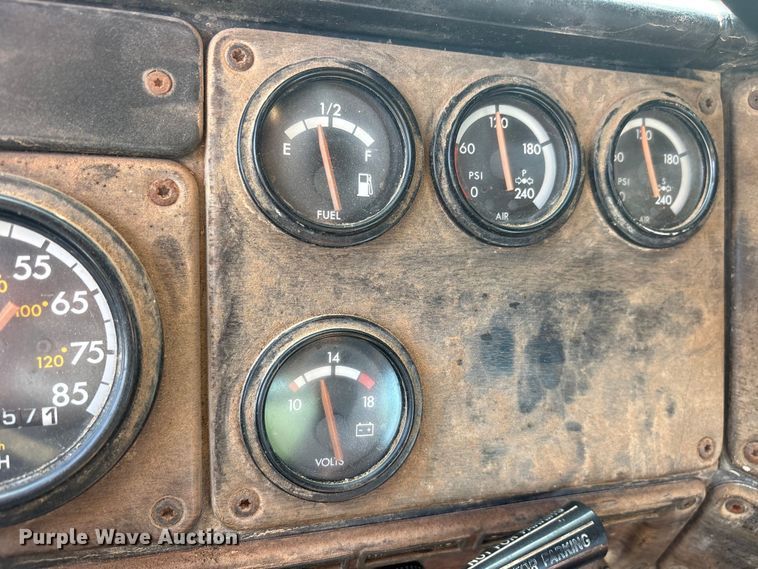 image for item ET2121 1996 Freightliner FLD semi truck