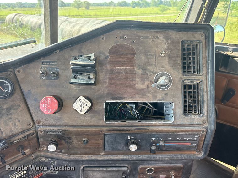 image for item ET2121 1996 Freightliner FLD semi truck
