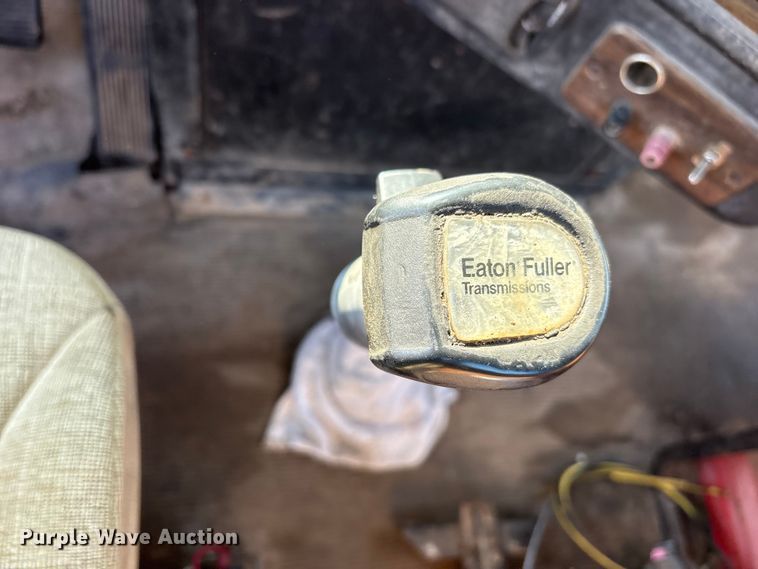 image for item ET2121 1996 Freightliner FLD semi truck