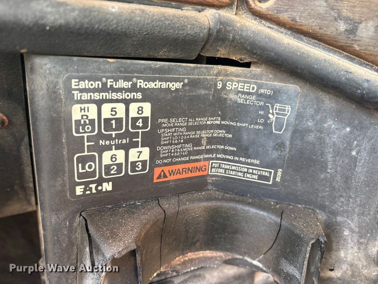 image for item ET2121 1996 Freightliner FLD semi truck