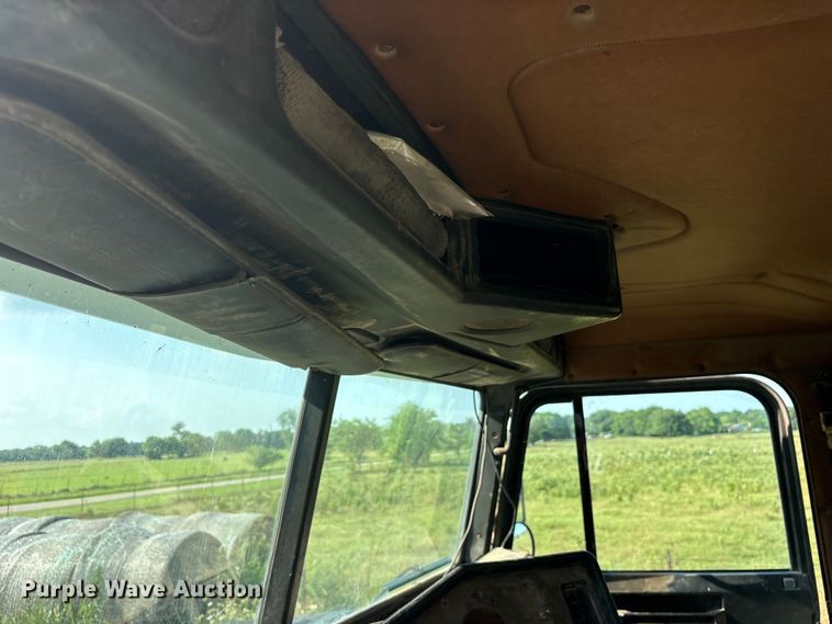 image for item ET2121 1996 Freightliner FLD semi truck