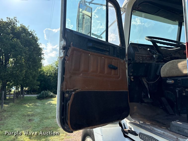 image for item ET2121 1996 Freightliner FLD semi truck