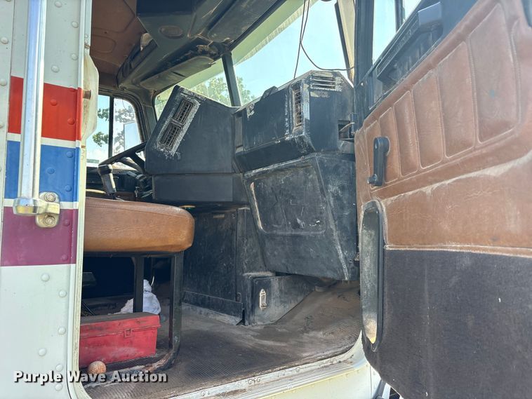 image for item ET2121 1996 Freightliner FLD semi truck
