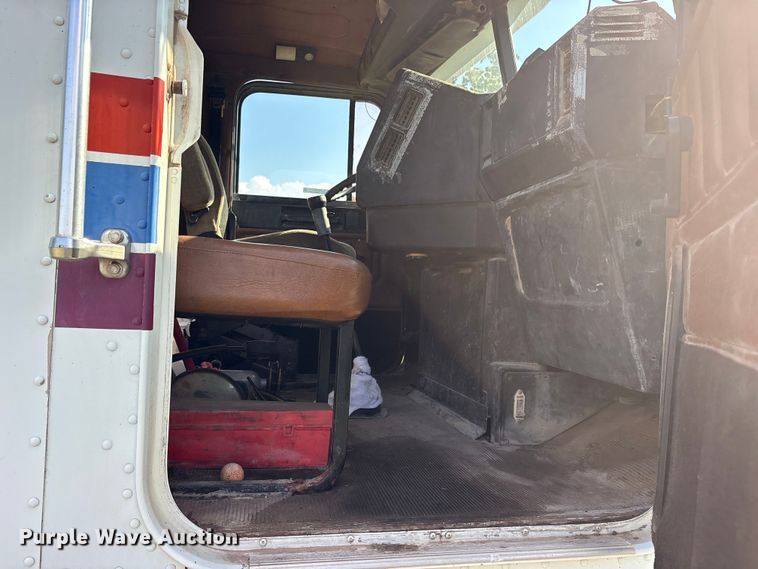 image for item ET2121 1996 Freightliner FLD semi truck