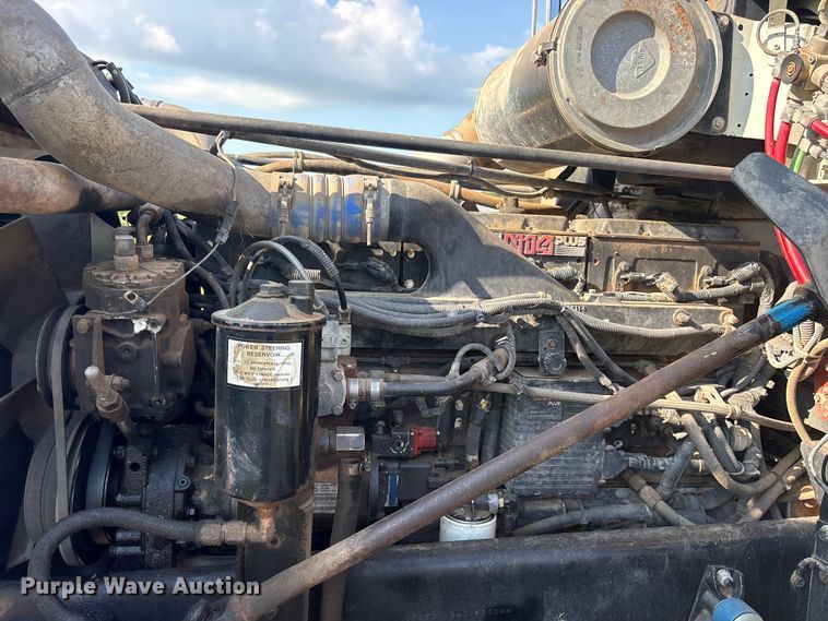 image for item ET2121 1996 Freightliner FLD semi truck
