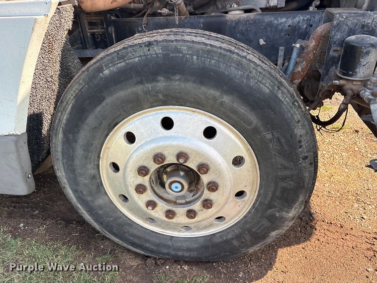image for item ET2121 1996 Freightliner FLD semi truck