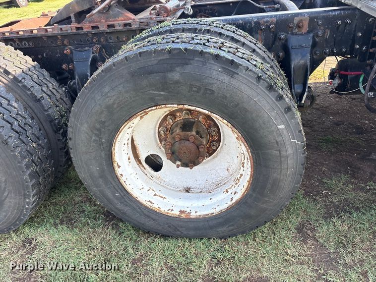 image for item ET2121 1996 Freightliner FLD semi truck