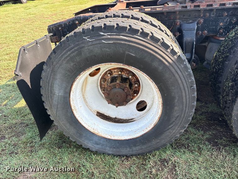image for item ET2121 1996 Freightliner FLD semi truck