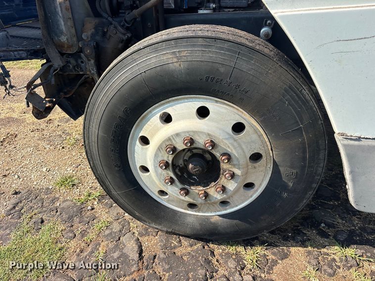 image for item ET2121 1996 Freightliner FLD semi truck