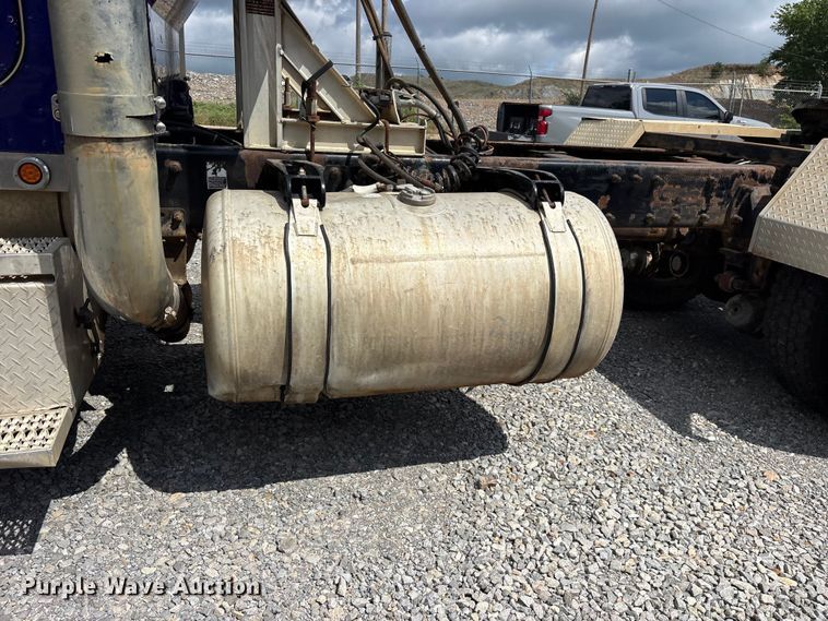 image for item ET2161 2006 Peterbilt 379 semi truck