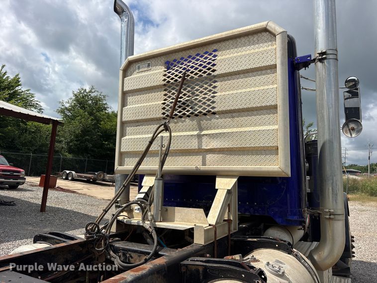 image for item ET2161 2006 Peterbilt 379 semi truck