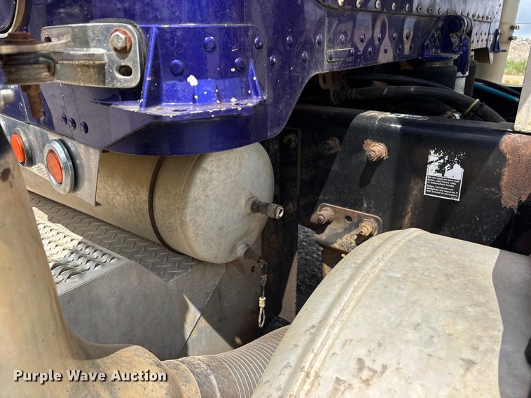 image for item ET2161 2006 Peterbilt 379 semi truck