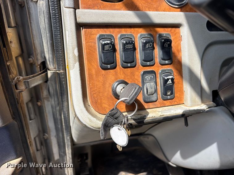 image for item ET2161 2006 Peterbilt 379 semi truck