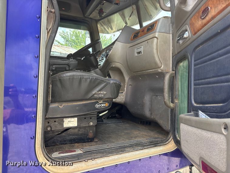 image for item ET2161 2006 Peterbilt 379 semi truck