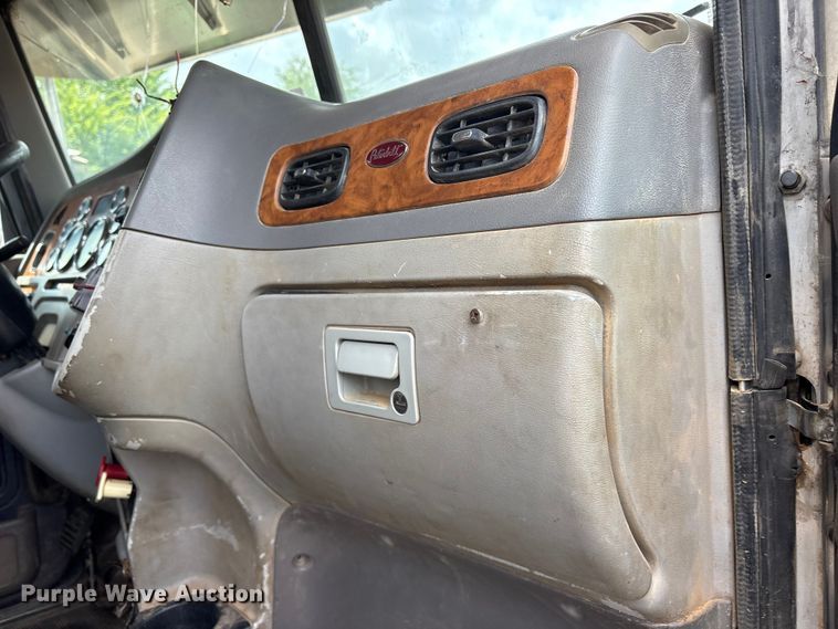 image for item ET2161 2006 Peterbilt 379 semi truck