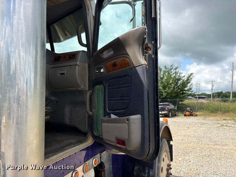 image for item ET2161 2006 Peterbilt 379 semi truck