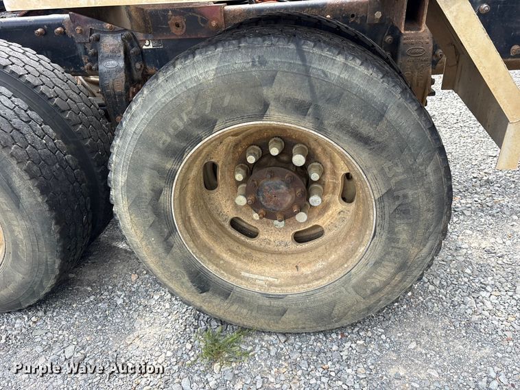 image for item ET2161 2006 Peterbilt 379 semi truck