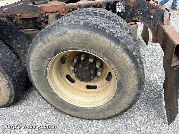 image for item ET2161 2006 Peterbilt 379 semi truck