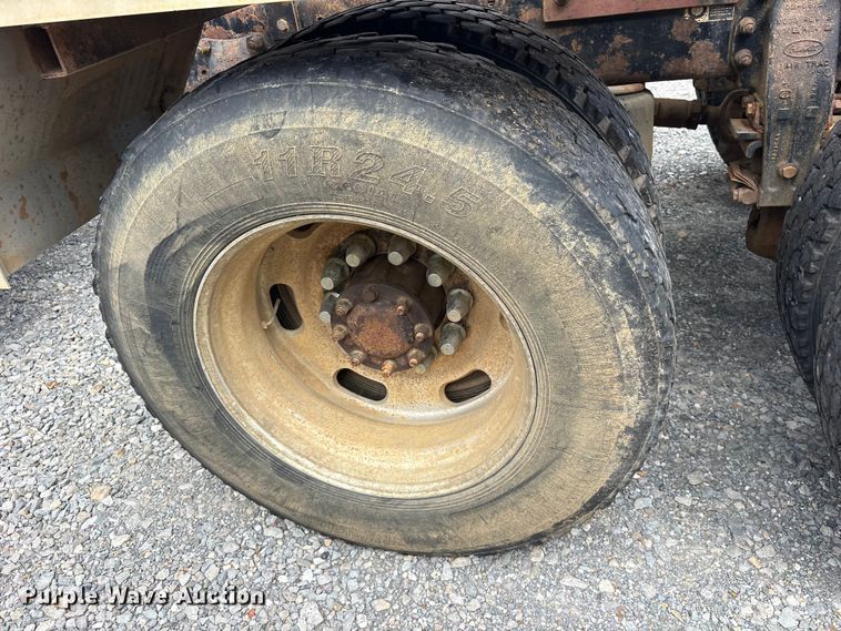 image for item ET2161 2006 Peterbilt 379 semi truck