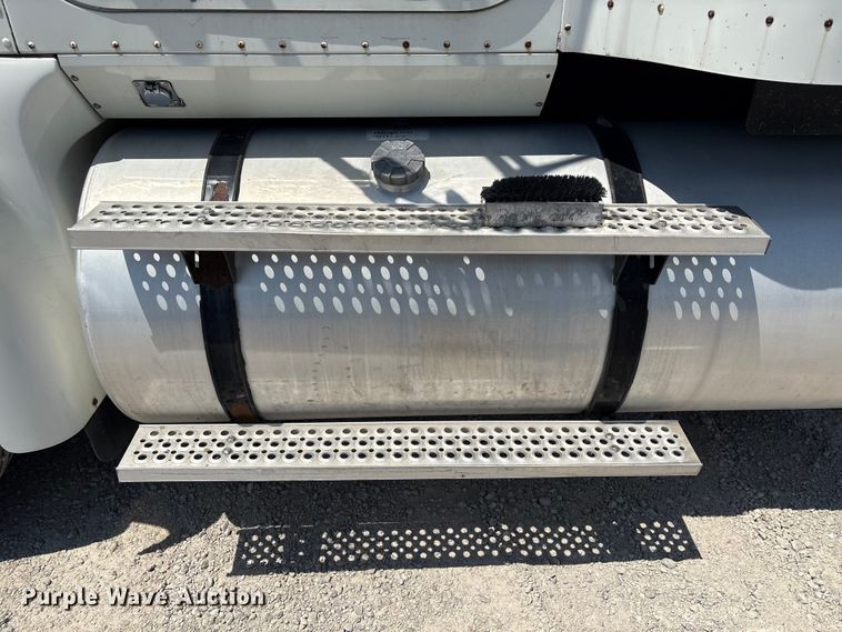 image for item EU0597 2006 International L9427 semi truck