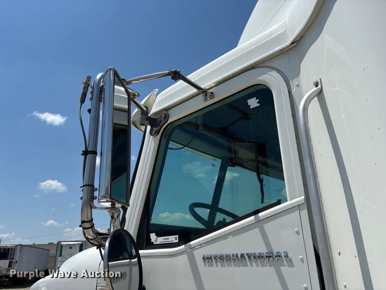 image for item EU0597 2006 International L9427 semi truck