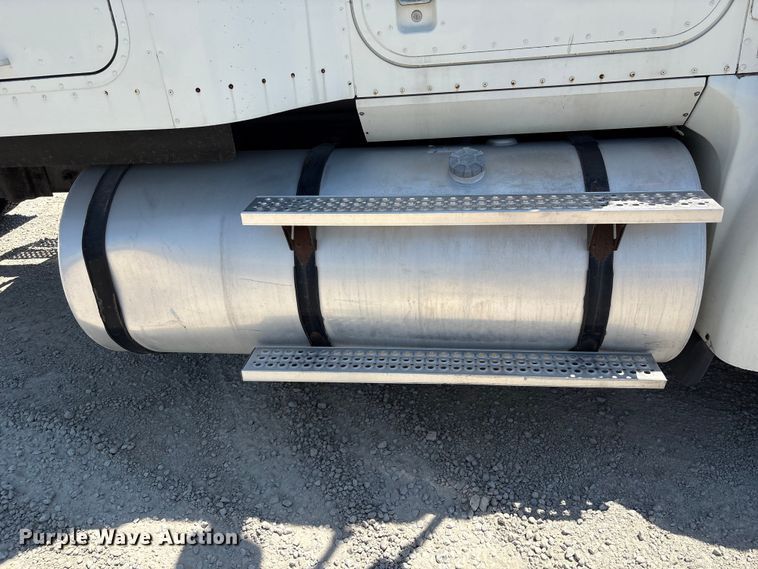 image for item EU0597 2006 International L9427 semi truck