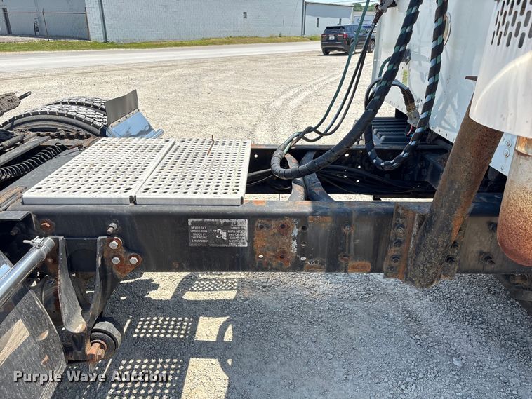 image for item EU0597 2006 International L9427 semi truck