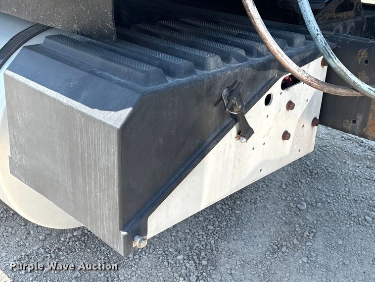 image for item EU0597 2006 International L9427 semi truck