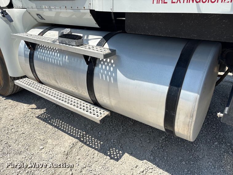 image for item EU0597 2006 International L9427 semi truck