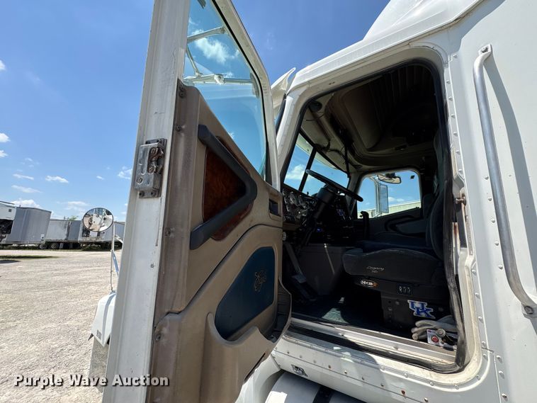 image for item EU0597 2006 International L9427 semi truck