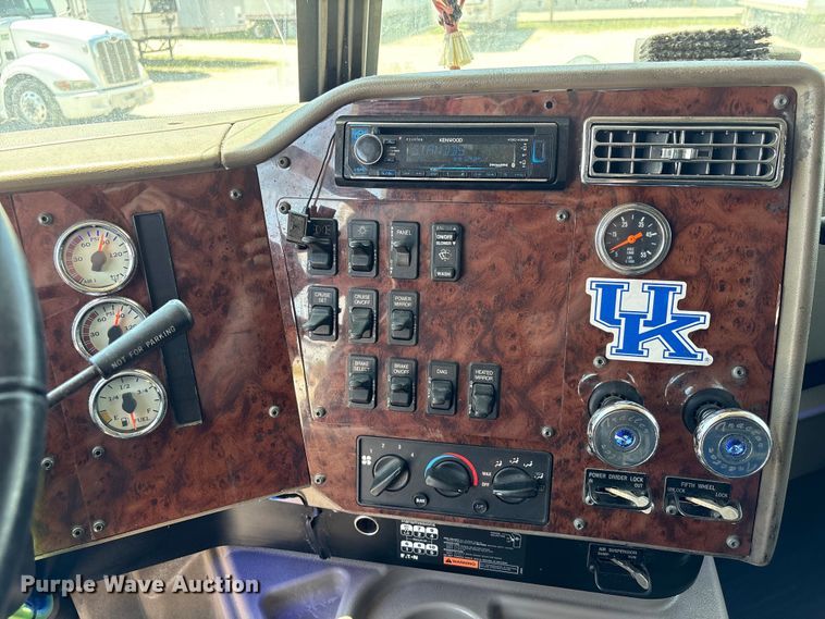 image for item EU0597 2006 International L9427 semi truck