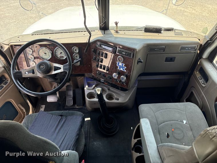 image for item EU0597 2006 International L9427 semi truck