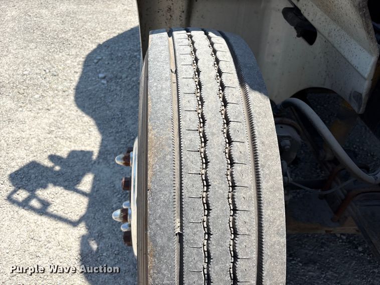image for item EU0597 2006 International L9427 semi truck
