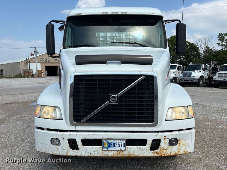 image for item EU0620 2009 Volvo VNM dump flatbed truck