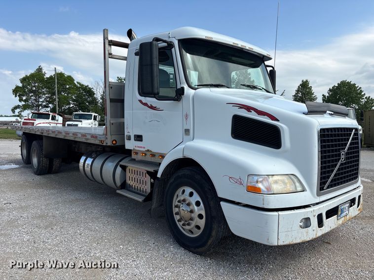 image for item EU0620 2009 Volvo VNM dump flatbed truck