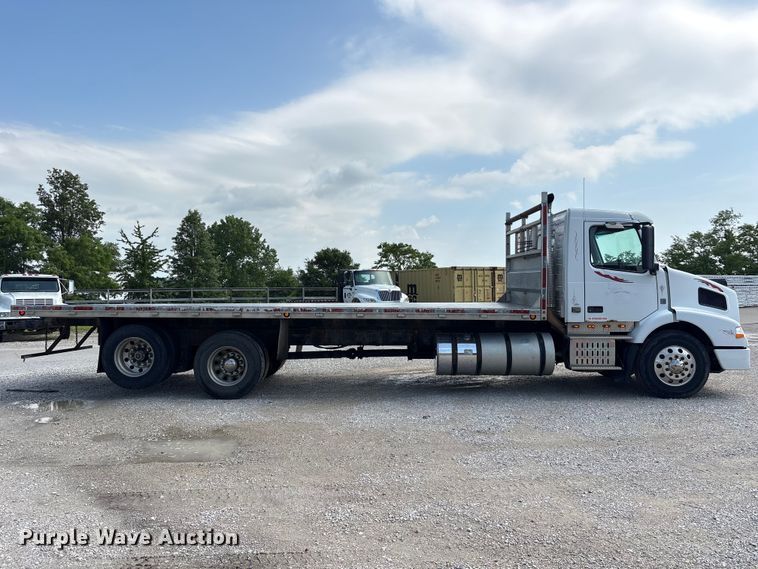 image for item EU0620 2009 Volvo VNM dump flatbed truck