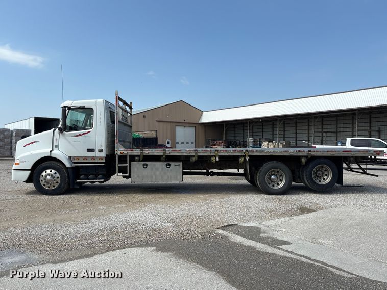 image for item EU0620 2009 Volvo VNM dump flatbed truck