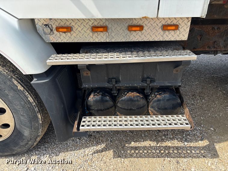 image for item EU0620 2009 Volvo VNM dump flatbed truck