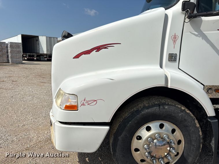 image for item EU0620 2009 Volvo VNM dump flatbed truck