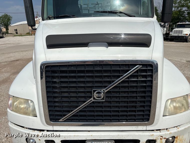 image for item EU0620 2009 Volvo VNM dump flatbed truck