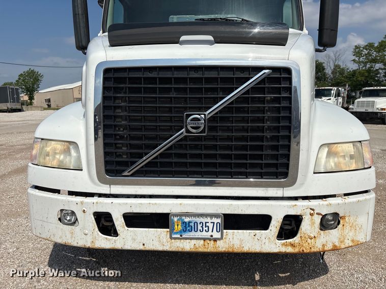 image for item EU0620 2009 Volvo VNM dump flatbed truck