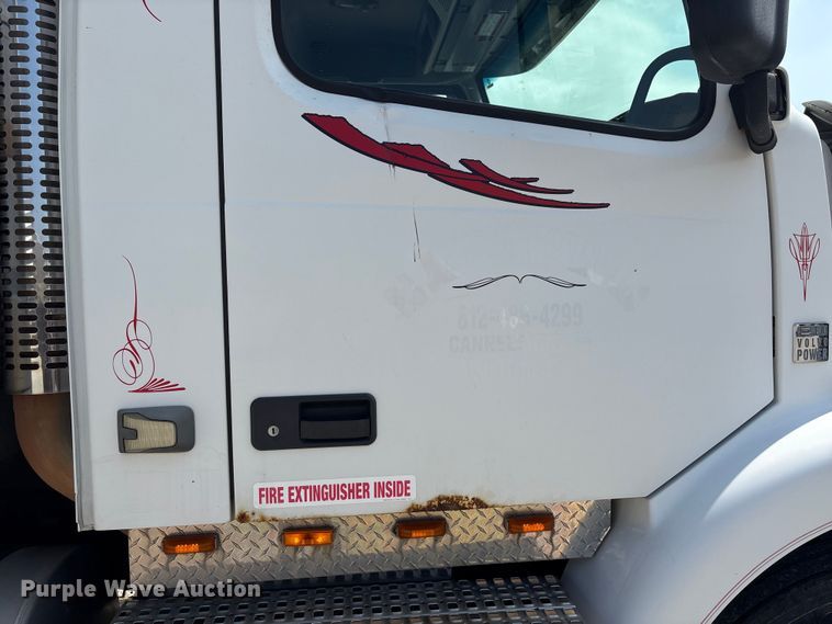 image for item EU0620 2009 Volvo VNM dump flatbed truck